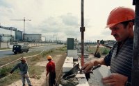 Eργάτες οικοδομών κατασκευάζουν εργαστήρια και βοηθητικά κτίρια στο εργοτάξιο απέναντι από τον πυρηνικό σταθμό του Τσέρνομπιλ