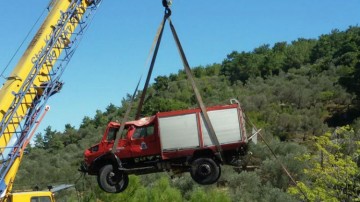 Λέσβος: Πυροσβεστικό όχημα «βούτηξε» σε χαράδρα έξι μέτρων