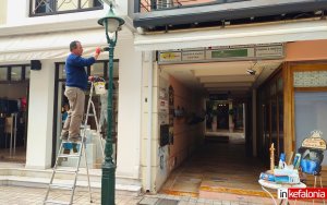 Αργοστόλι: "Φρεσκάρουν" το Λιθόστρωτο! Εργασίες βαψίματος στις κολώνες φωτισμού του πιο πολυσύχναστου δρόμου της πόλης (εικόνες)