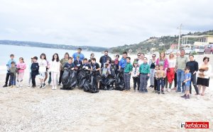 Πολλά μπράβο! Μικροί και μεγάλοι συμμετείχαν στον εθελοντικό καθαρισμό της παραλίας του Λουρδά! (εικόνες)