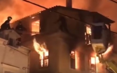Κέρκυρα: Η στιγμή του απεγκλωβισμού του άντρα από το σπίτι που κάηκε στο Μαντούκι (video)