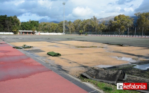 Ξεκίνησε το «ξήλωμα» στο στάδιο του Αργοστολίου (εικόνες)
