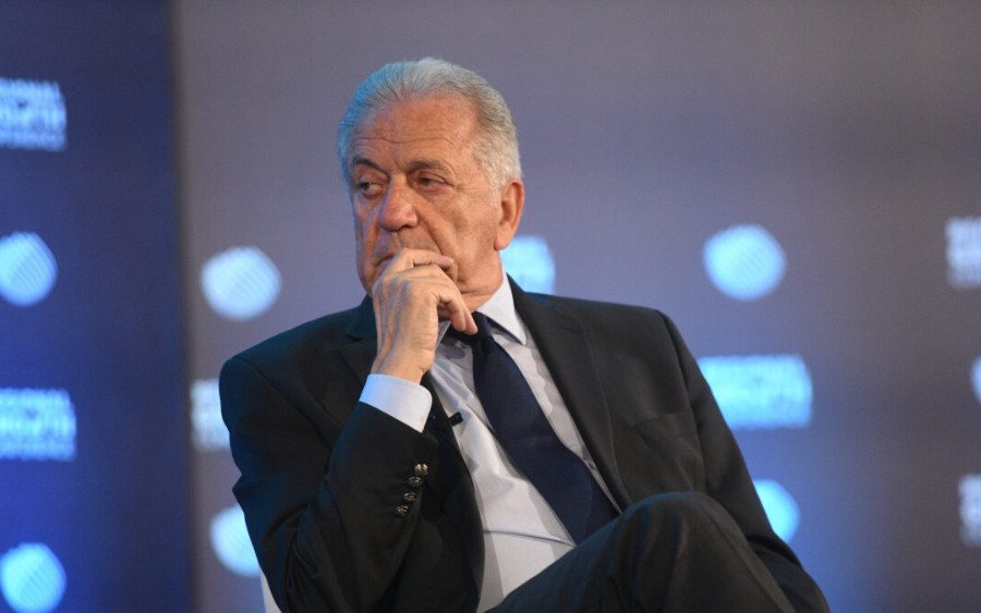 Δημήτρης Αβραμόπουλος: «Μούδιασμα» στο Μαξίμου μετά το ευρωπαϊκό ένταλμα σύλληψής του – Τα 73.000 ευρώ και η επίμαχη ΜΚΟ