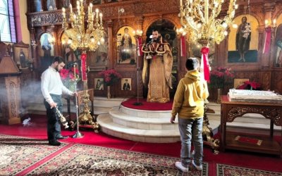 Με κατάνυξη έγινε η Λειτουργία του Αγίου Βασιλείου και η κοπή της Βασιλόπιτας στον Πόρο