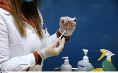 Η πρώτη χώρα που καθιστά υποχρεωτικό το εμβόλιο κορονοϊού σε παιδιά
