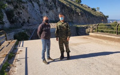 Αυτοψία Αντιπεριφερειάρχη Στ. Τραυλού - ταξίαρχου Μ. Κλούβα (ΜΟΜΚΑ) στην γέφυρα του &quot;Χειμωνικού&quot; (εικόνες)