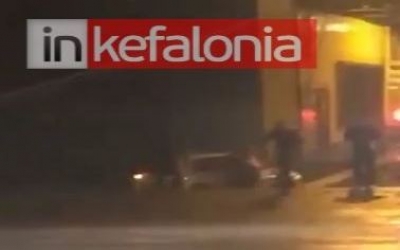 ΑΠΟΚΛΕΙΣΤΙΚΟ : Η στιγμή της πτώσης του αυτοκινήτου στη θάλασσα (VIDEO)