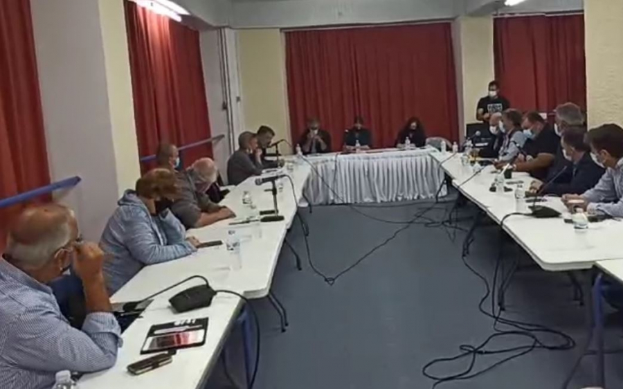 Δημοτικό Συμβούλιο Σάμης: Διεκόπη η συνεδρίαση εξαιτίας των αντιδράσεων του κόσμου που είχε συγκεντρωθεί - Δεν τοποθετήθηκαν οι εκπρόσωποι της εταιρίας (video)