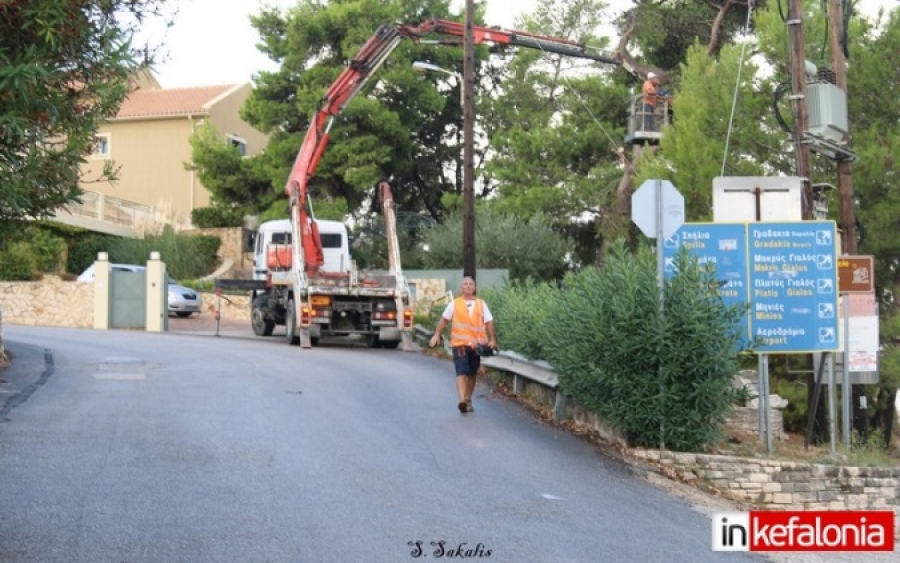 Αργοστόλι: Επί ποδός τα συνεργεία του Δήμου καθαρίζουν μετά την νεροποντή – Συμμαζεύουν και τον Θαλασσόμυλο! (εικόνες)