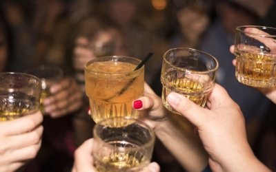 Λουκέτο σε 28 μπαρ στην Κέρκυρα: Σέρβιραν σφηνάκια με ποτά από... ποτήρια άλλων