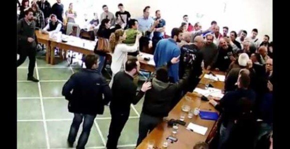 Ήρθαν στα χέρια στο δημοτικό συμβούλιο Χανίων (βίντεο)