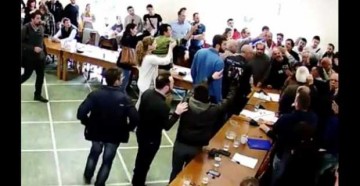 Ήρθαν στα χέρια στο δημοτικό συμβούλιο Χανίων (βίντεο)