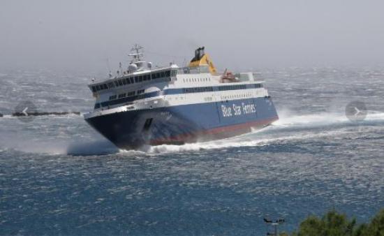 Ηρωική μάχη με τα κύματα στη Σίκινο (video)