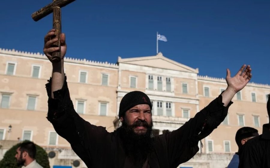 Παλαιοχριστιανοί: Αυτός είναι ο ρασοφόρος που κατονόμασε ο Μανώλης ως πατέρα του παιδιού της κόρης