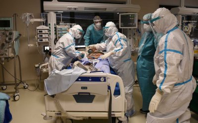 &quot;Πανδημία&quot; αρνητών και ιστορίες τρέλας στα νοσοκομεία – Καπραβέλος: &quot;Πρώτη φορά το ζούμε αυτό&quot;