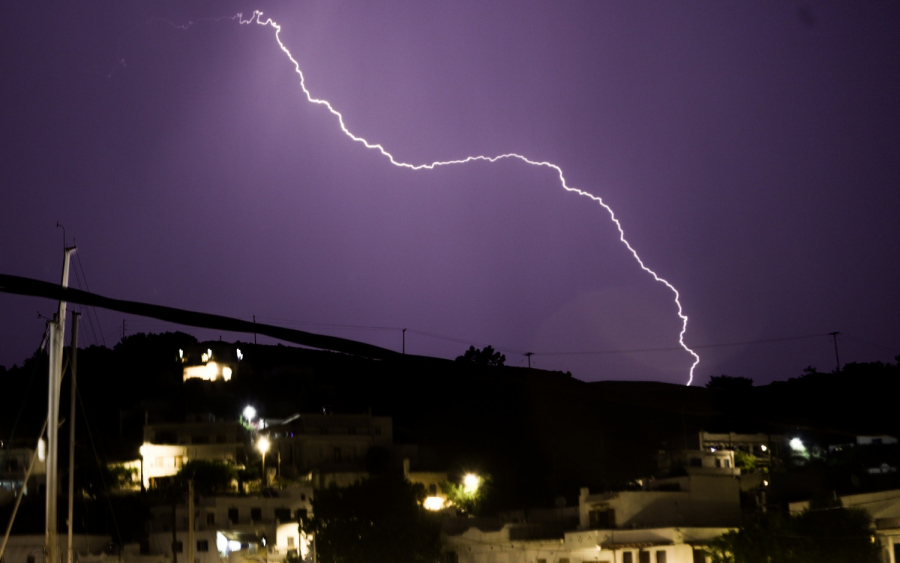 Καιρός meteo: Πιθανή εκδήλωση ανεμοστρόβιλων, ποιες περιοχές είναι στο επίκεντρο