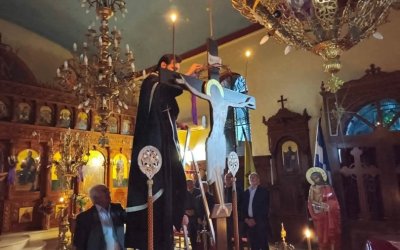 Με βαθειά κατάνυξη κορυφώθηκε το Θείο Δράμα της Σταύρωσης του Χριστού στον Πόρο