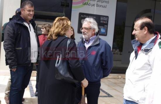 Βόλτα στην αγορά για την Λούκα Κατσέλη - Δείτε ποιους πρώην συντρόφους συνάντησε