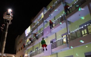 Πυροσβέστες έγιναν «Αγιοβασίληδες» και μοίρασαν δώρα στην Ογκολογική Μονάδα «Ελπίδα» [εικόνες]