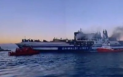 Φωτιά σε πλοίο στην Κέρκυρα: Συνεχίζει να κατακαίγεται στο εσωτερικό – Από Αθήνα και Κρήτη οι Έλληνες αγνοούμενοι