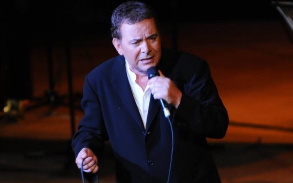 Συναυλία με τον Μανώλη Μητσιά για την Φιλαρμονική Σάμης «Θέμος Αμούργης»