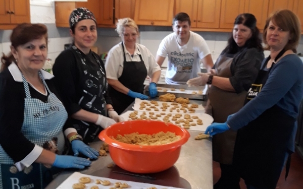 Πασχαλινά κουλουράκια για τους τρόφιμους του Γηροκομείου
