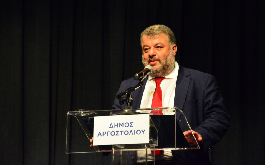 Ο Δήμαρχος Αργοστολίου Θεόφιλος Μιχαλάτος αποχαιρετά τον Διονύση Γεωργόπουλο