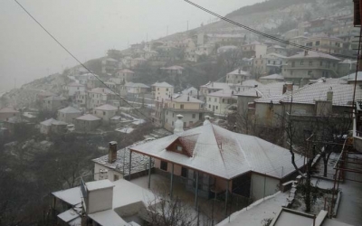 Χιονίζει από το πρωί σε όλη την Ελλάδα-Πού θα κάνουν λευκά Χριστούγεννα [εικόνες]