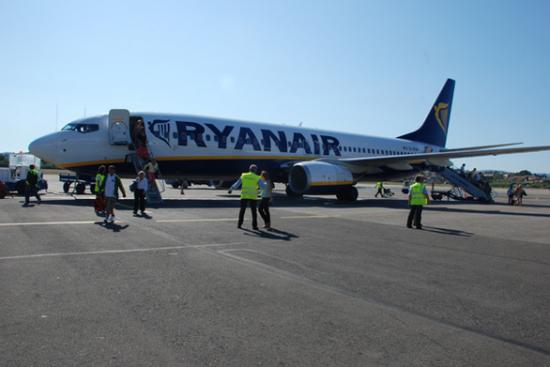 Η Ryanair εγκατέλειψε στην Κέρκυρα 40 Βρετανούς τουρίστες!