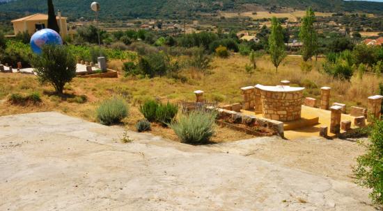 Ο "μικρός Γαλαξίας" του Διονύση Πετεινάτου! Ένα ηλιακό ρολόι, μια τεράστια υδρόγειος και η σελήνη της στα Ραζάτα! Γνωρίστε τα…