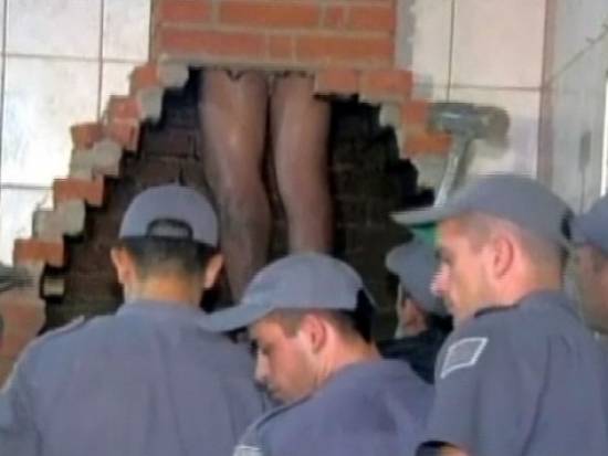 Βρήκαν γυμνό άντρα "σφηνωμένο" στην καμινάδα τους