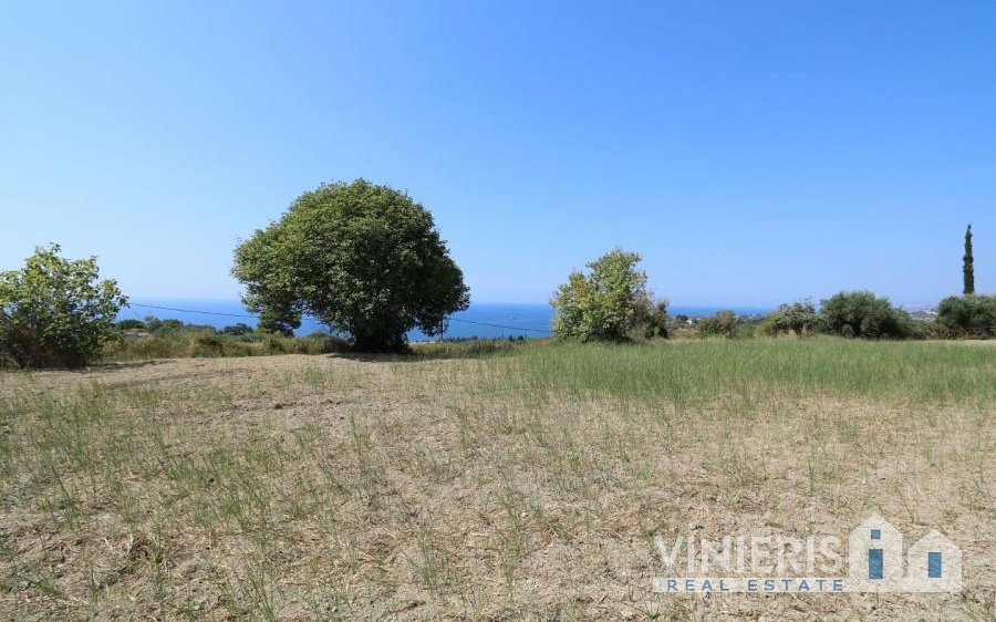 Vinieris Real Estate: Προνομιακό αγροτεμάχιο με εκπληκτική θέα στα Κλείσματα