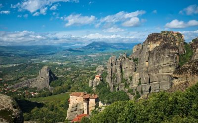 Μετέωρα: Δέος με φωταγωγημένη φάτνη στη σπηλιά που οι ντόπιοι ονομάζουν «Μάτι του Θεού»