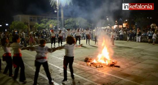 «Ανάβουνε φωτιές στις γειτονιές…» Φαντασμαγορική εκδήλωση του Λυκείου Ελληνίδων για τον «Αϊ Γιάννη Λαμπαδιάρη»