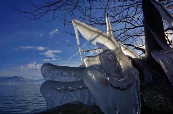 Καστοριά: Έργα τέχνης στην παγωμένη λίμνη (εικόνες)