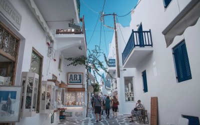 Θεοχάρης: Τι ισχύει για όσους κολλήσουν κορονοϊό στα νησιά