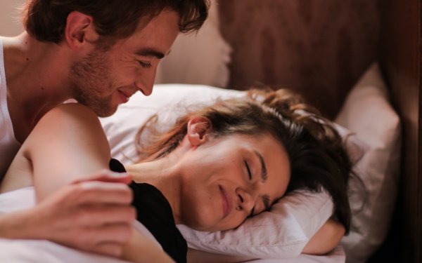 Σεξ και ύπνος: Πώς και γιατί το ένα βοηθά (πολύ) το άλλο