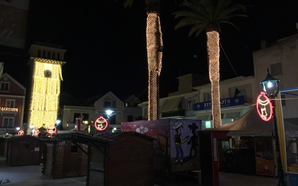 Η πλατεία Καμπάνας φόρεσε τα γιορτινά της (εικόνες)