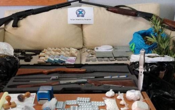Επιχείρηση σε καταυλισμούς Ρομά: Οπλα, ναρκωτικά και 93.000 ευρώ -24 συλλήψεις [εικόνες]