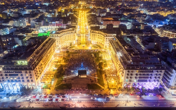 Η πλατεία Αριστοτέλους έγινε… θερινό σινεμά