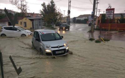 Ζάκυνθος: Σε ποτάμια μετατράπηκαν οι δρόμοι από την μεσημεριανή δυνατή βροχόπτωση (video)