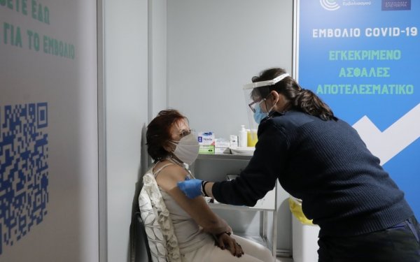 Κορονοϊός: Τα μπόνους στους εμβολιασμένους που μελετά η κυβέρνηση