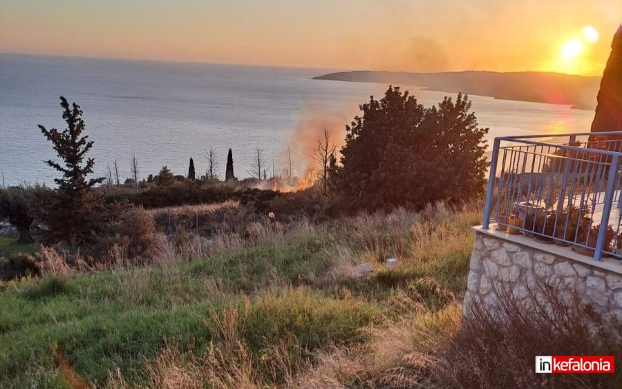 Φωτιά στα Σιμωτάτα - Άμεση η επέμβαση της Πυροσβεστικής