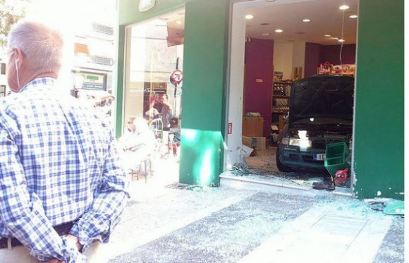 Αυτοκίνητο εισέβαλε σε κατάστημα στη Νέα Σμύρνη