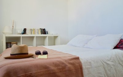 Βαθιά το χέρι στην τσέπη οι ιδιοκτήτες Airbnb: Πάνω από 500 ευρώ το κόστος των νέων μέτρων