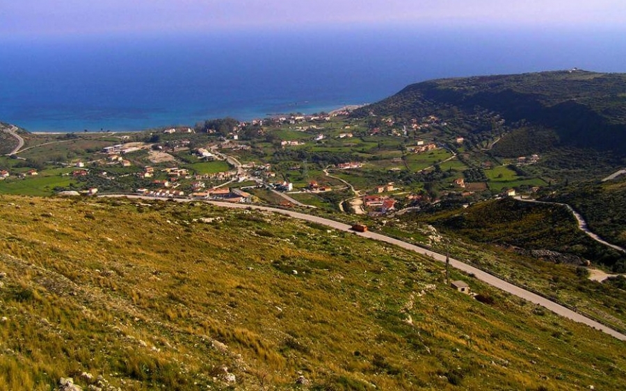 Τροχαίο στον Κατελειό - Το όχημα κρεμόταν στο χείλος του γκρεμού!