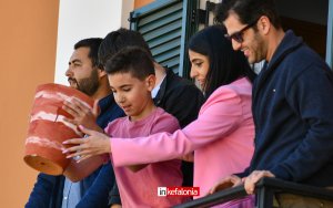 Έσπασαν οι Μπότηδες στην Πλατεία Καμπάνας σε εορταστικό κλίμα