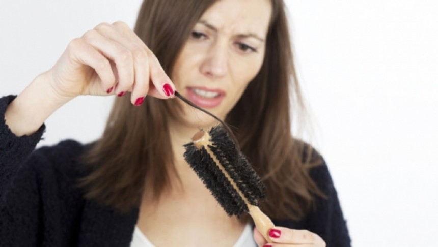 Πέντε λόγοι για τους οποίους πέφτουν τα μαλλιά μας