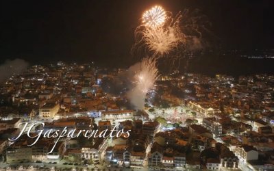 Εντυπωσιακά βεγγαλικά στο Αργοστόλι για την Ανάσταση του Χριστού!