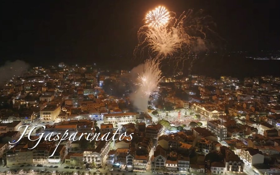 Εντυπωσιακά βεγγαλικά στο Αργοστόλι για την Ανάσταση του Χριστού!